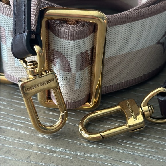LOUIS VUITTON
Jacquard Speedy Bandouliere 20
Shoulder Strap Beige Brown - Picture 4 of 6